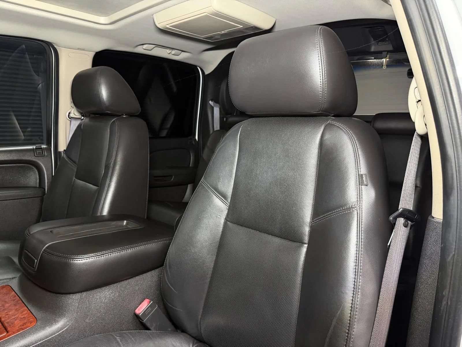 Used 2011 Chevrolet Avalanche LTZ RWD image 26