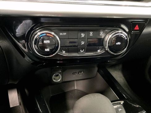 Used 2025 Chevrolet Trax LT w/ LT Convenience Package FWD image 25