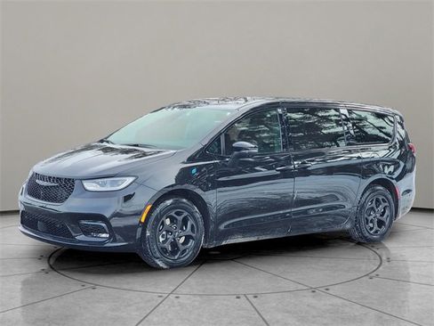Certified 2023 Chrysler Pacifica Touring-L w/ S Appearance Package image 3