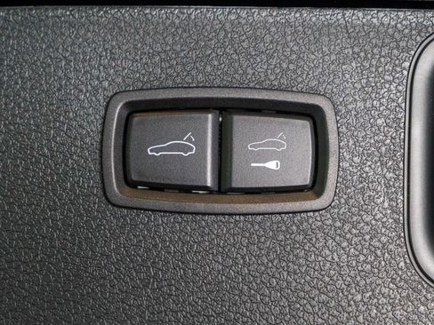 Certified 2025 Porsche Macan AWD/4WD image 39