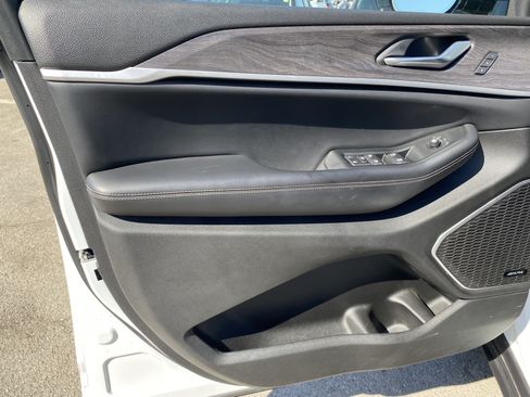 Used 2023 Jeep Grand Cherokee 4WD 4xe w/ Luxury Tech Group II image 20