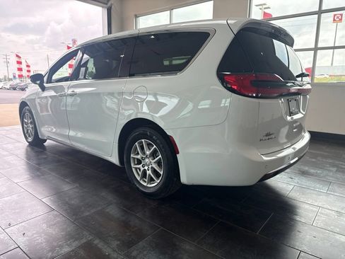 Used 2025 Chrysler Pacifica Select FWD image 5
