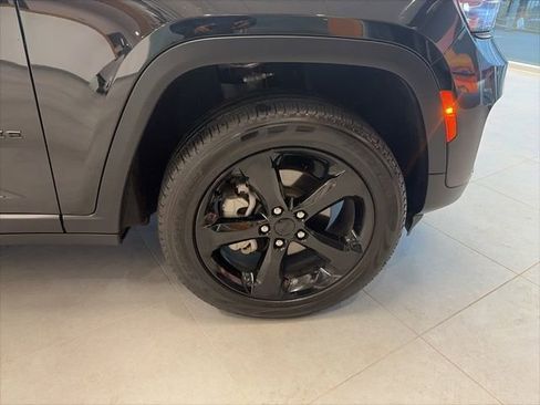 Used 2024 Jeep Grand Cherokee Limited w/ Black Appearance Package image 44