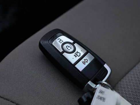 Used 2020 Ford Fusion SE image 28