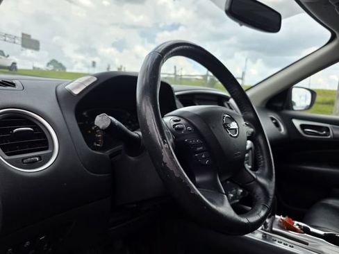 Used 2020 Nissan Pathfinder SL w/ Cargo Package FWD image 11