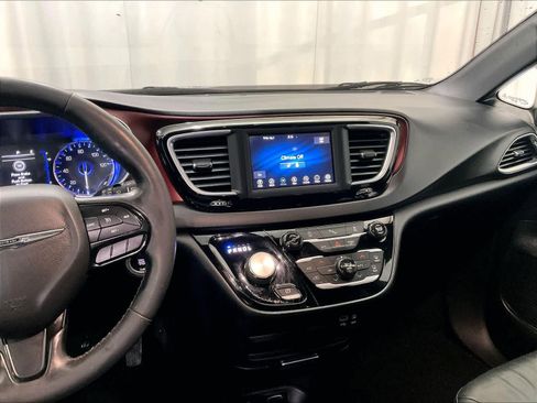 Used 2020 Chrysler Pacifica Touring-L image 19