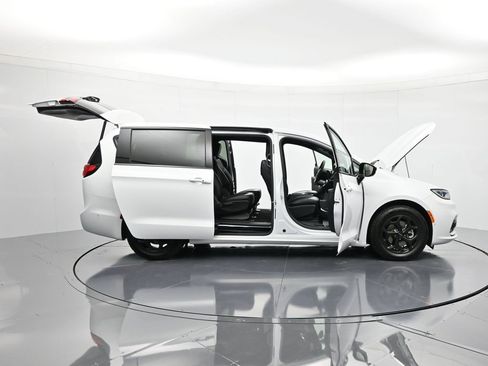 Used 2024 Chrysler Pacifica Select image 49