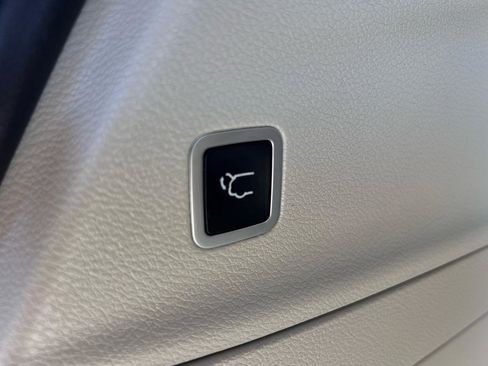 Used 2018 Chrysler Pacifica Touring-L w/ Advanced Safetytec Group image 26