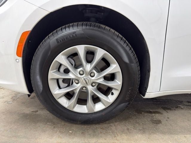 Used 2025 Chrysler Pacifica Select AWD/4WD image 29
