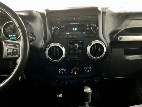 Used 2016 Jeep Wrangler Unlimited Rubicon w/ Connectivity Group image 8