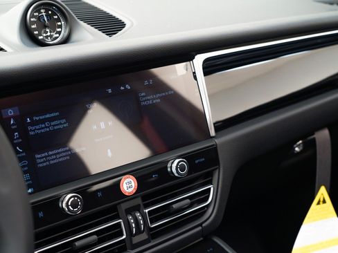 Certified 2026 Porsche Macan AWD/4WD image 26