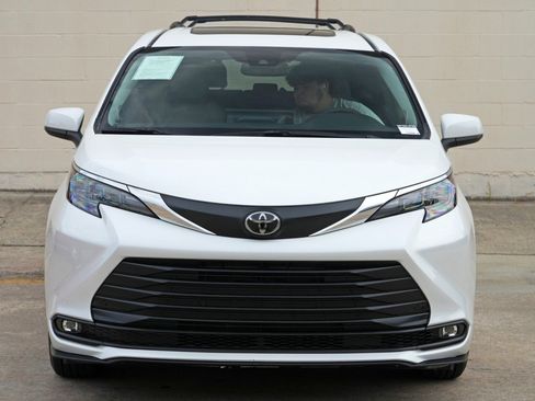 Used 2026 Toyota Sienna XLE FWD image 51