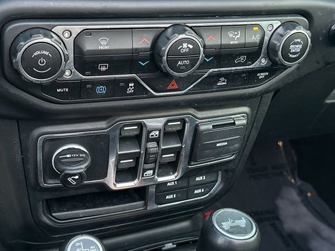 Used 2022 Jeep Wrangler Unlimited Sahara AWD/4WD image 28