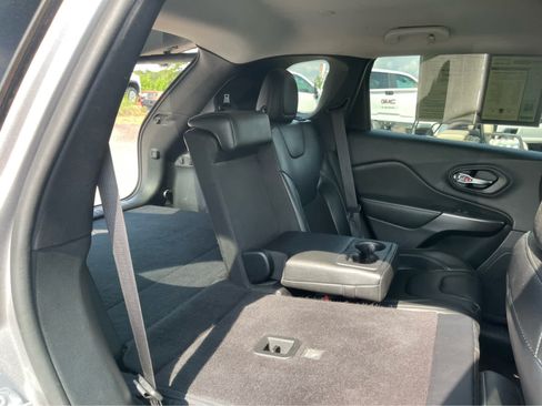 Used 2019 Jeep Cherokee Latitude Plus w/ Comfort/Convenience Group FWD image 27