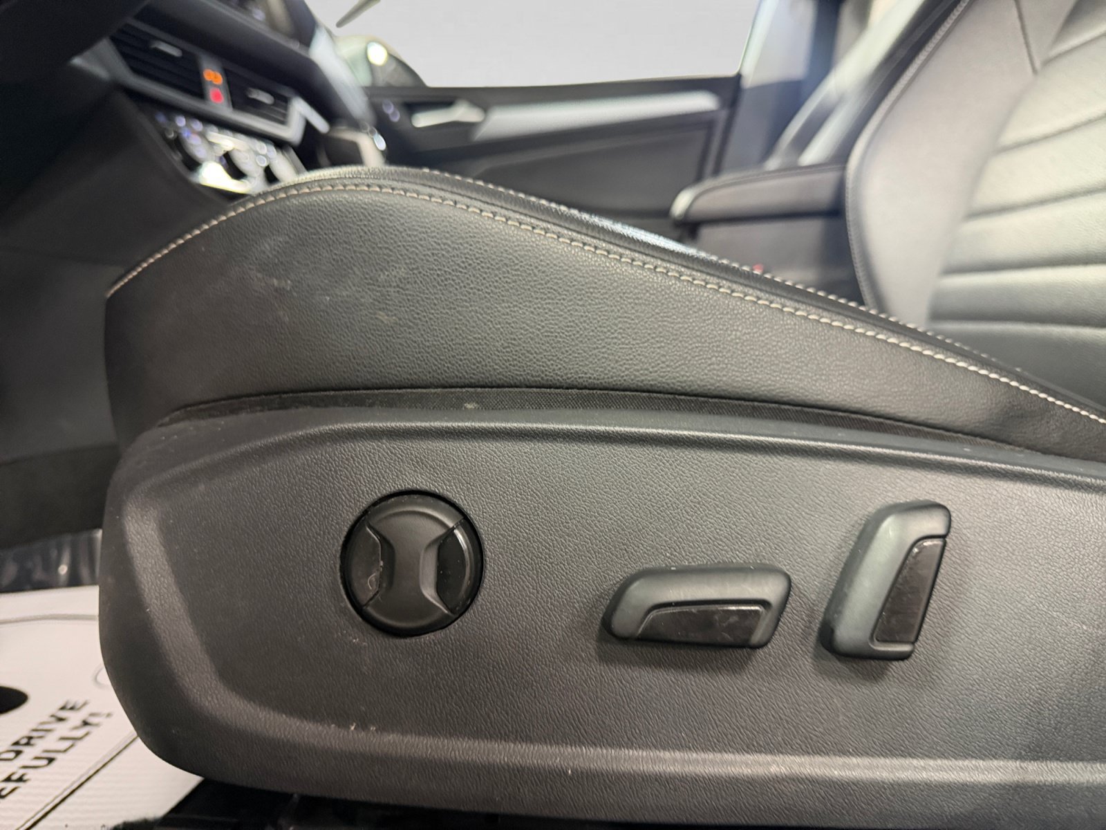 Used 2023 Volkswagen Jetta SE FWD image 35
