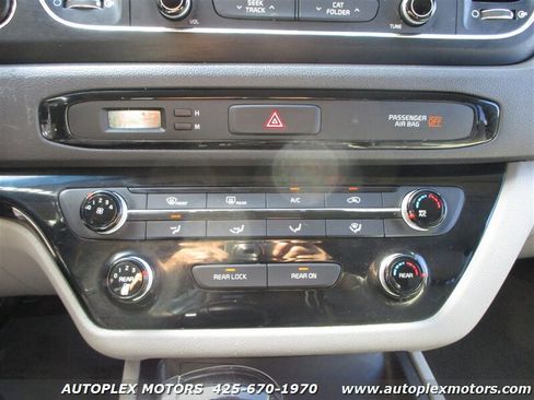 Used 2016 Kia Sedona LX w/ LX Essentials Premium Package image 24
