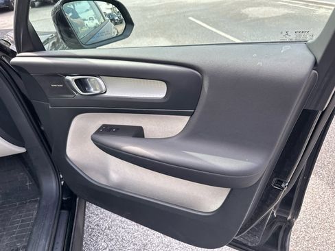 Used 2020 Volvo XC40 T5 Momentum w/ Protection Package Premier image 27