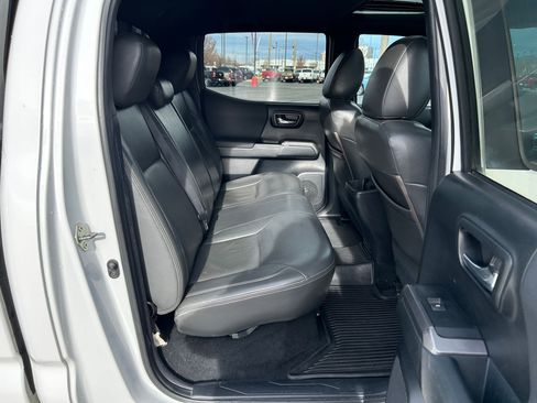 Used 2017 Toyota Tacoma TRD Sport image 25