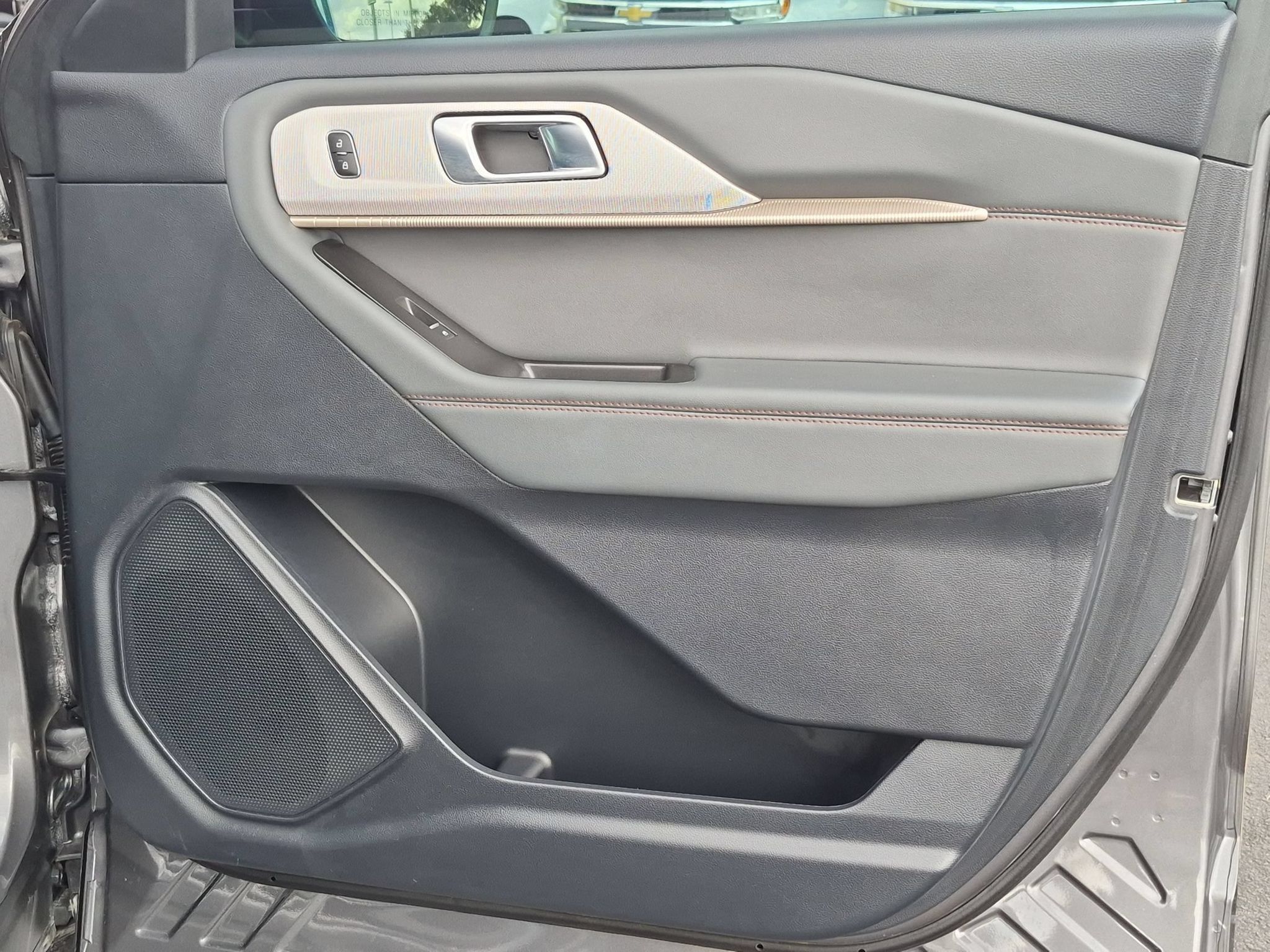 Used 2025 Ford Explorer Active RWD image 31