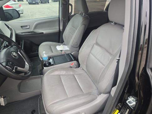 Used 2018 Toyota Sienna XLE w/ XLE Navigation Package image 7