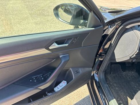 Used 2019 Volkswagen Jetta SEL w/ Cold Weather Package FWD image 19