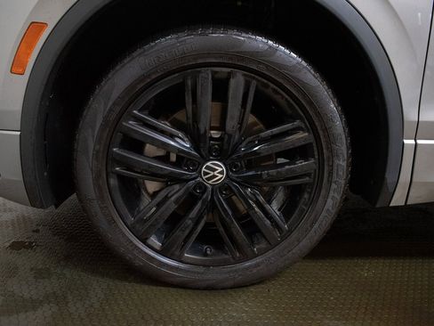 Used 2022 Volkswagen Tiguan SE R-Line image 9