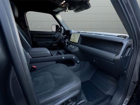 Used 2023 Land Rover Defender 110 V8 image 36