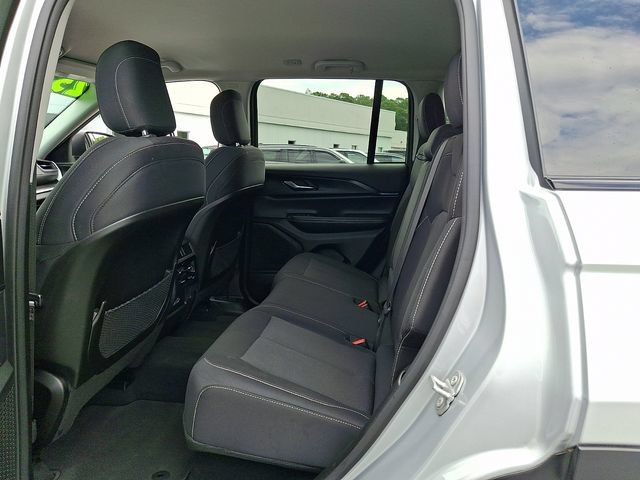 Used 2023 Jeep Grand Cherokee Laredo RWD image 10