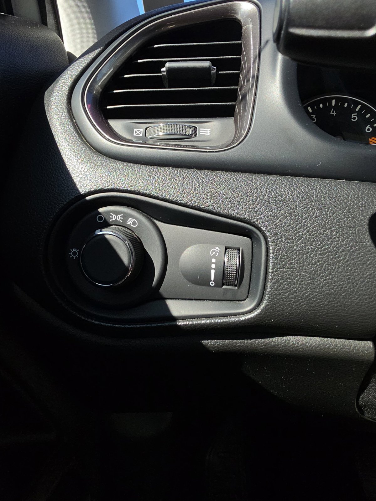 Used 2023 Jeep Renegade Latitude AWD/4WD image 17
