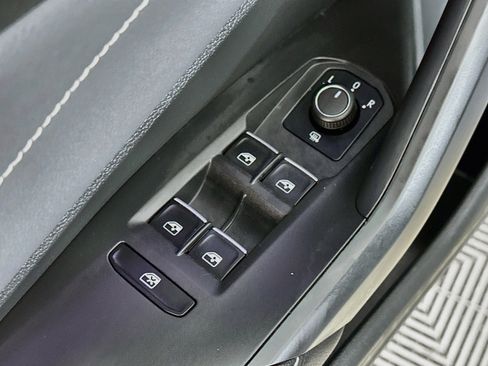 Used 2025 Volkswagen Jetta SEL FWD image 18