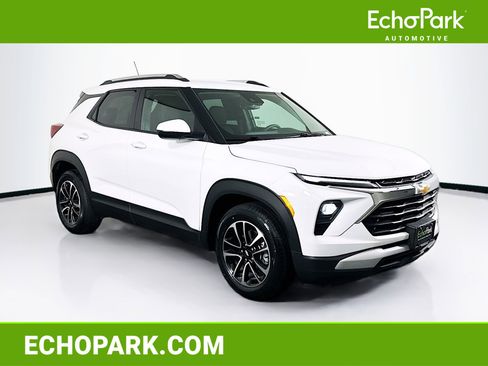 Used 2025 Chevrolet TrailBlazer LT FWD image 1