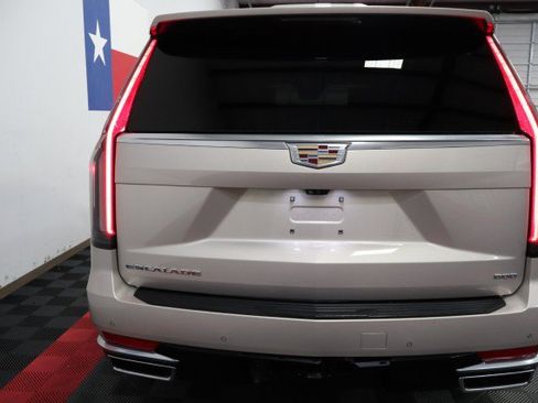 Used 2021 Cadillac Escalade Premium Luxury w/ LPO, Illumination Package AWD/4WD image 25