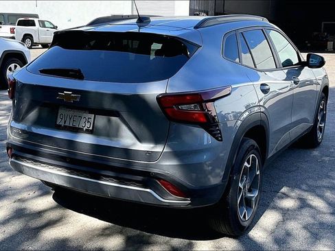 Used 2025 Chevrolet Trax LT w/ Driver Confidence Package FWD image 4