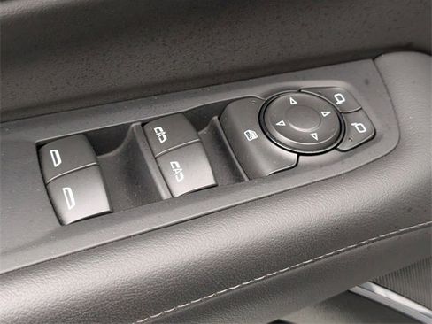 Used 2025 Chevrolet Suburban Z71 image 12