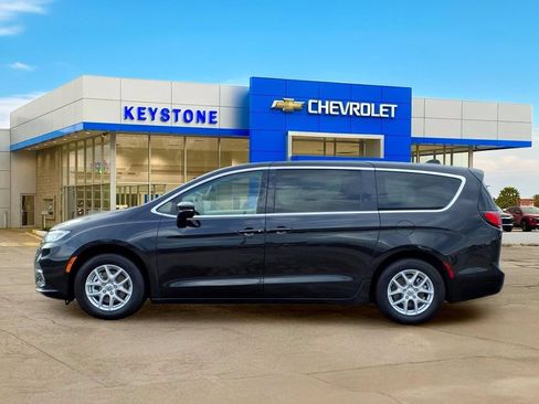 Used 2023 Chrysler Pacifica Touring-L FWD image 4