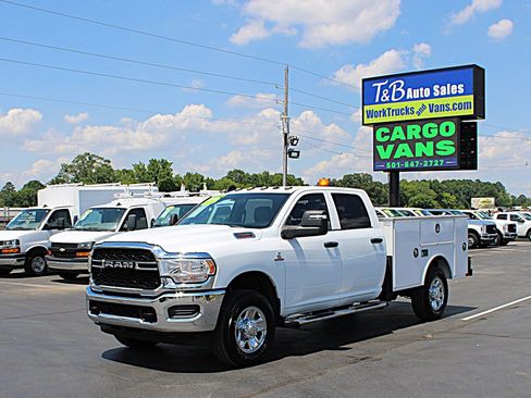 Used 2024 RAM 2500 Tradesman w/ Chrome Appearance Group AWD/4WD image 3