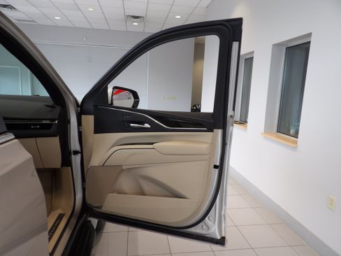 Used 2023 Cadillac Escalade ESV Premium Luxury w/ Performance Package AWD/4WD image 26