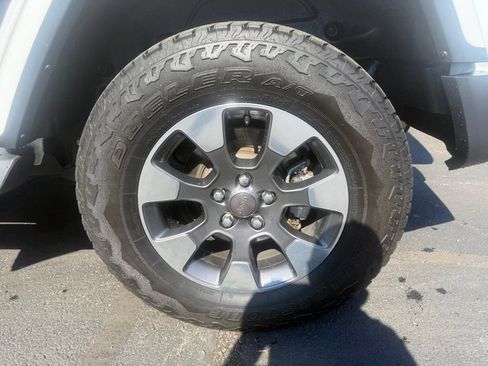 Certified 2019 Jeep Wrangler Unlimited Sahara AWD/4WD image 40