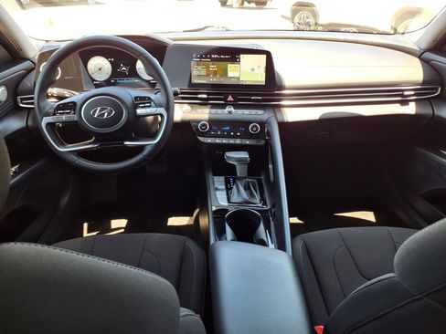 Used 2023 Hyundai Elantra SEL w/ Convenience Package FWD image 2