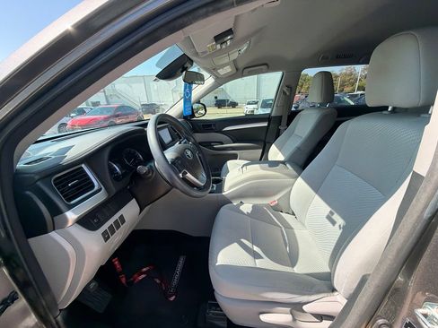 Used 2018 Toyota Highlander LE FWD image 6