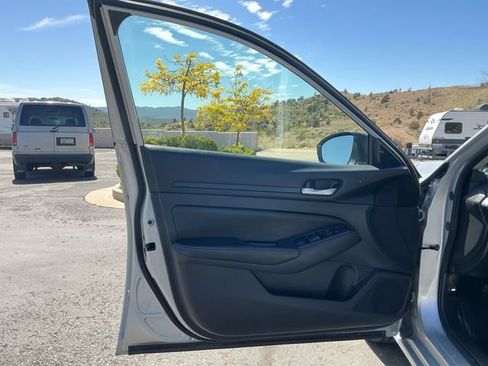 Used 2024 Nissan Altima 2.5 SV FWD image 13
