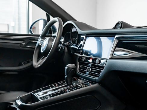Certified 2026 Porsche Macan AWD/4WD image 32