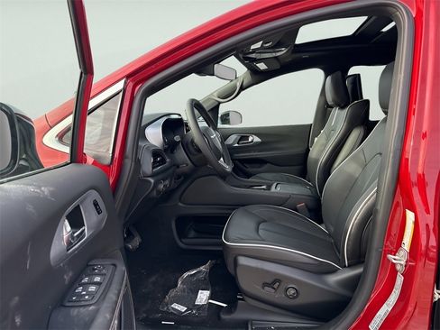 New 2026 Chrysler Pacifica Limited w/ Uconnect Theater Family Group image 23