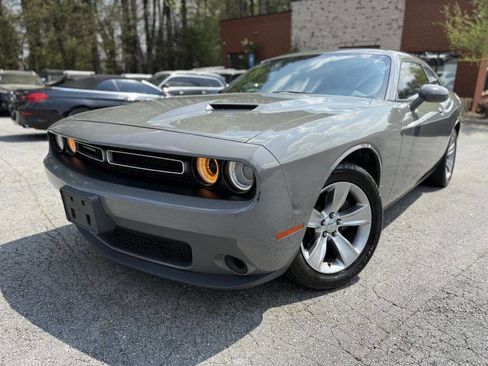Used 2018 Dodge Challenger SXT image 1