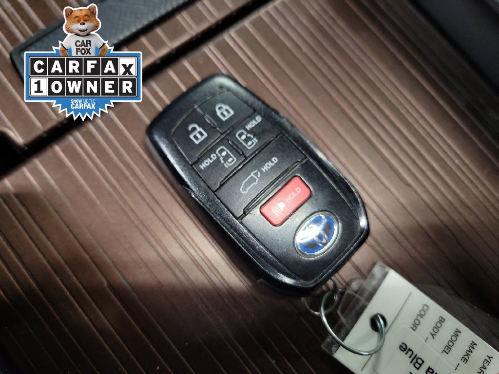 Used 2022 Toyota Sienna XLE FWD image 21