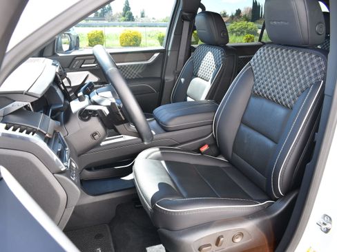 Used 2025 GMC Acadia Denali w/ Super Cruise Package image 19