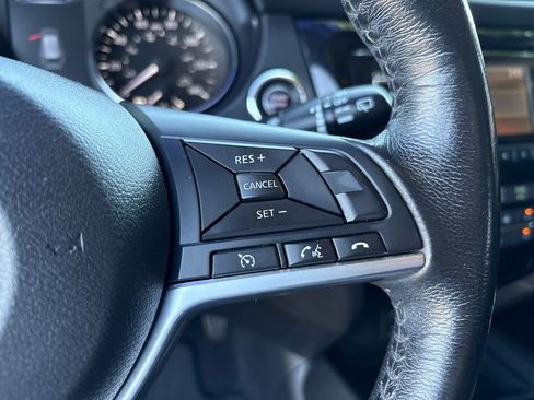 Used 2017 Nissan Rogue SV FWD image 17