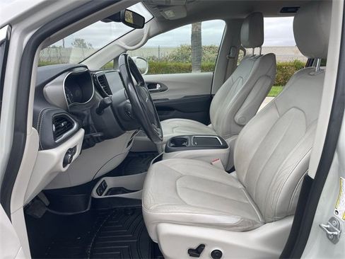 Used 2021 Chrysler Pacifica Touring-L w/ Premium & Safety Sphere Group image 19