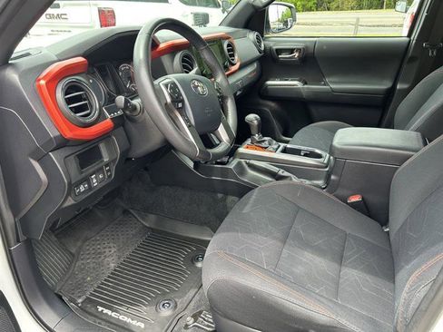 Used 2018 Toyota Tacoma TRD Off-Road AWD/4WD image 10
