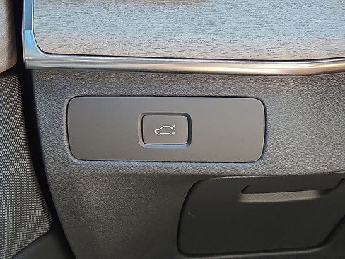 New 2026 Volvo XC90 B6 Plus w/ Protection Package Premier AWD/4WD image 31